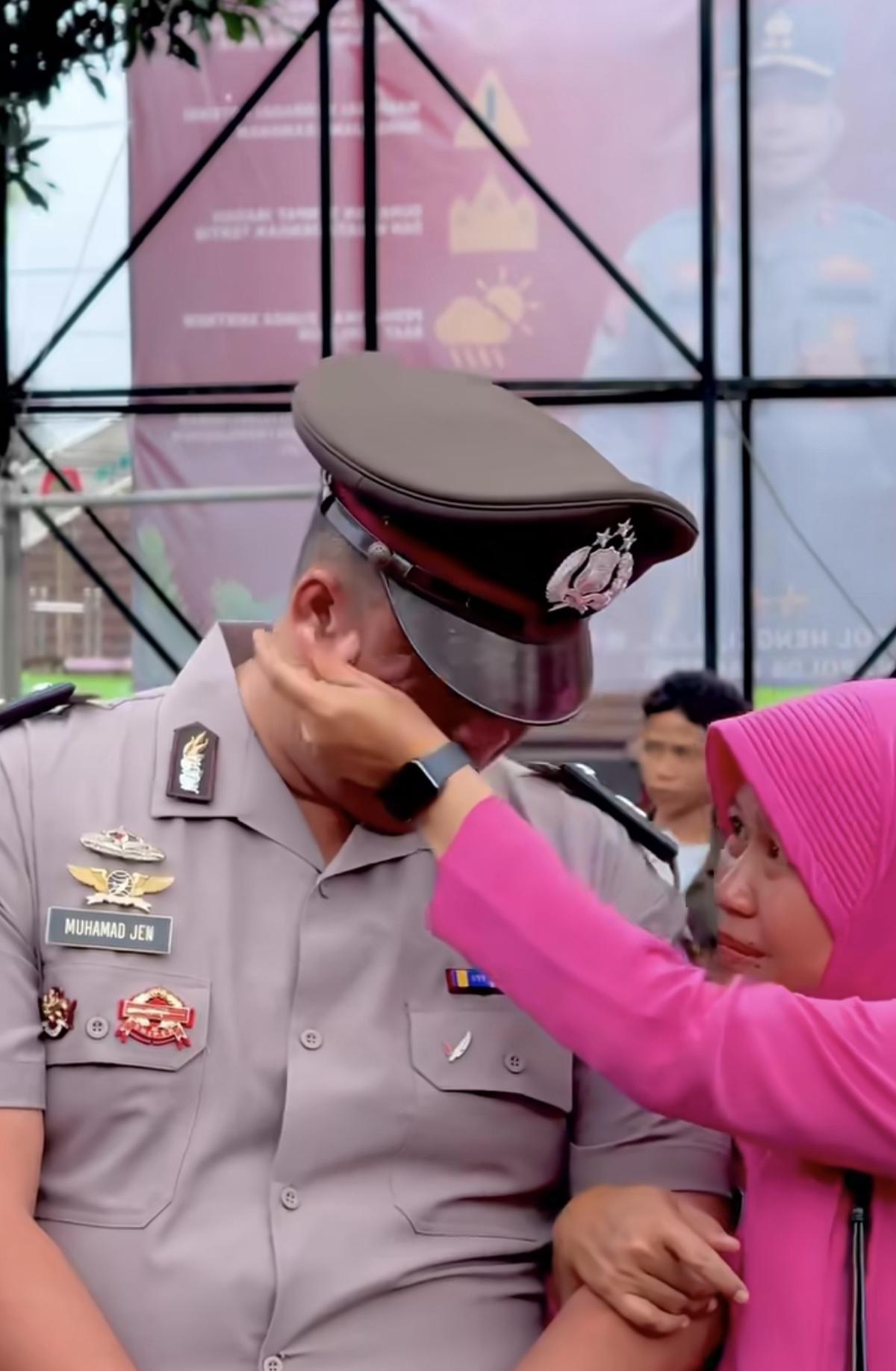 Momen Haru Polisi 'Gemoy' Bersedih Bersama Istri saat Kenaikan Pangkat