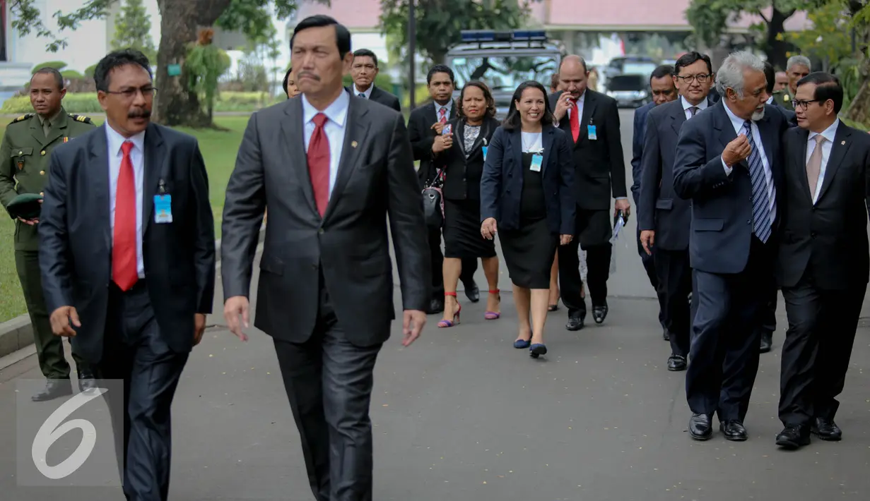 Xanana Gusmao (kedua kanan) berbincang dengan Sekretaris Kabinet Pramono Anung (kanan) usai menyaksikan keterangan pers Presiden Jokowi terkait kerjasama dengan Timor Leste di Istana Merdeka, Jakarta, Rabu (26/8/2015). (Liputan6.com/Faizal Fanani)