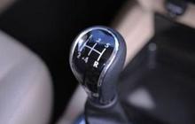 Agar aman dan menghemat BBM, perlu diterapkan teknik deselerasi mobil manual yang benar.