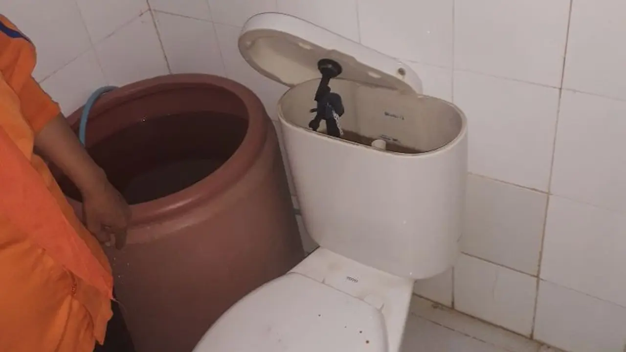 Tangki kloset tempat peserta ujian SBMPTN membuang bayi yang baru dilahirkannya (Fauzan/Liputan6.com)