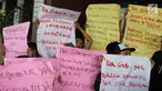 Karyawan Hotel Alexis memprotes penyegelan yang dilakukan Satpol PP di Jakarta Utara, Kamis (29/3). Penutupan terkait kasus dugaan adanya praktek prostitusi dan perdagangan manusia di hotel tersebut. (Liputan6.com/Immanuel Antonius)