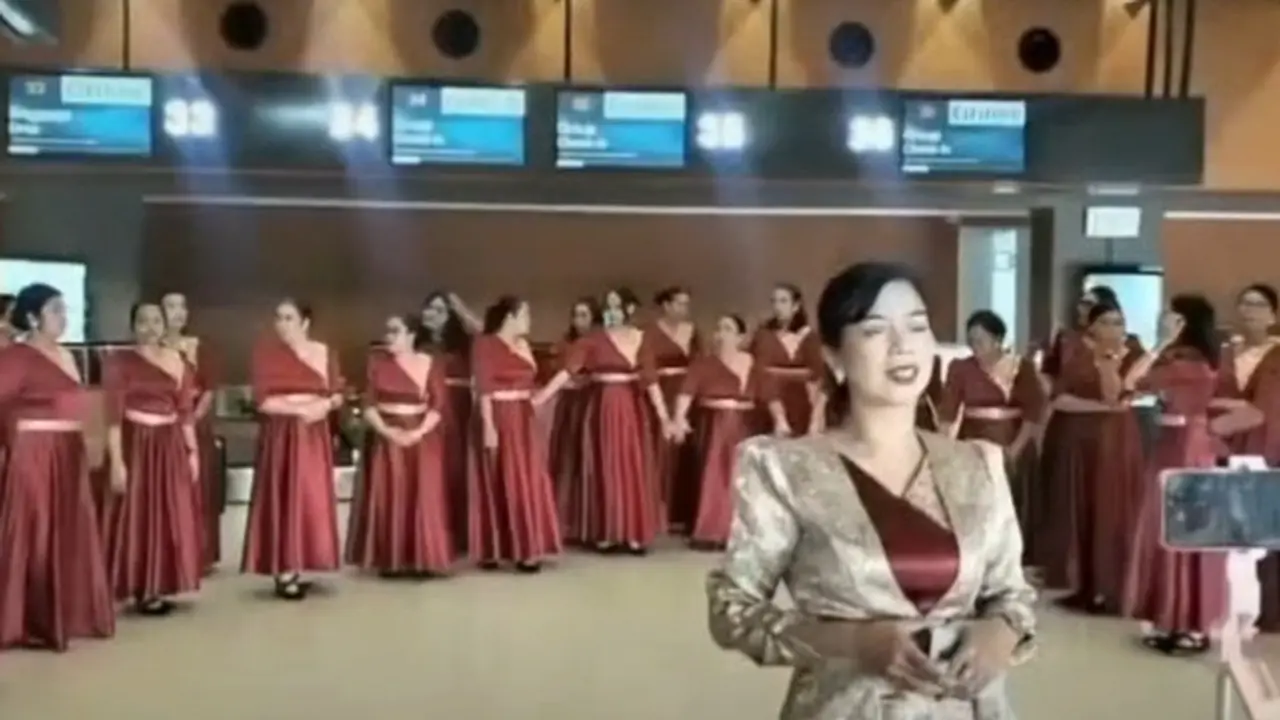 27 peserta paduan suara wanita kontingen Kepri menggelar terlantar di Bandara Soekarno-Hatta