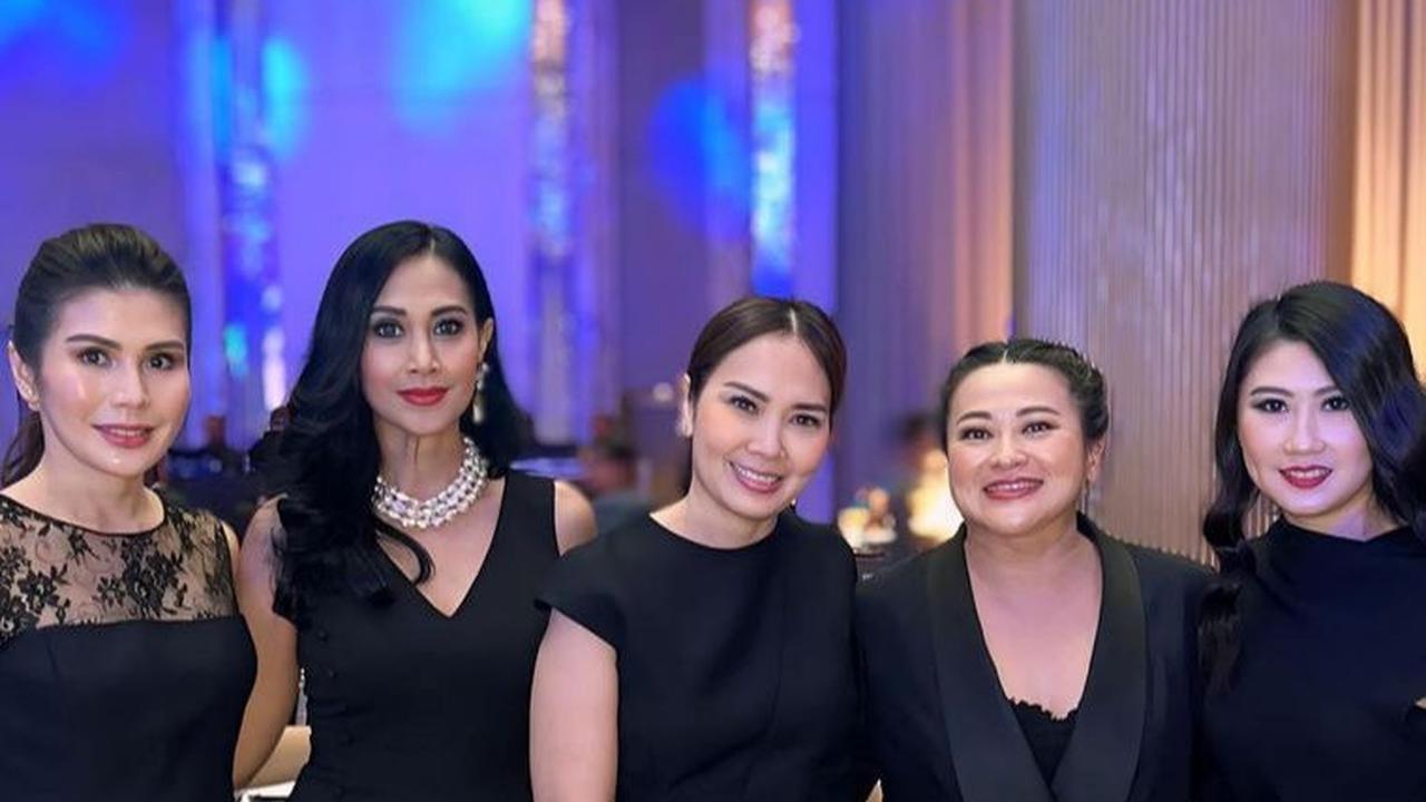 Para orang tua terlihat sangat kompak satu sama lain.