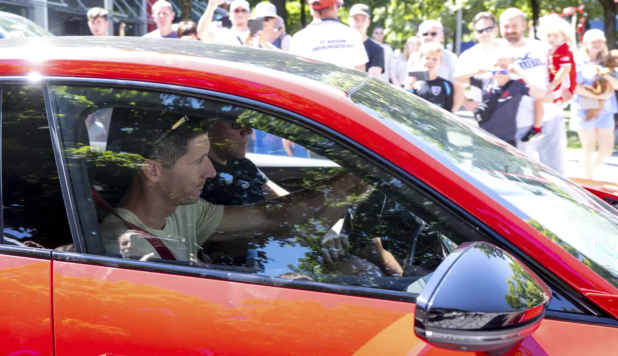 Bayern Munchen menjalin kesepakatan dengan Barcelona senilai 50 juta euro (Rp 755,8 miliar). Lewandowski nantinya akan dikontrak selama tiga tahun ke depan. (AP/dpa/Sven Hoppe)