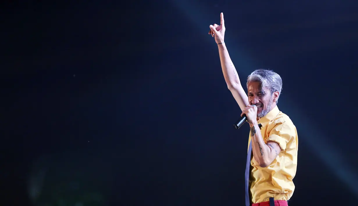 "Sendiri adalah keindahan karena masih bisa memilih," ucap Rieka lalu menyanyikan lagu berjudul Sepi. Beberapa lagu hits dibawakan pada malam itu. Diantaranya, Bawalah Daku, Satu Mimpiku, Khayalanku. (Deki Prayoga/Bintang.com)