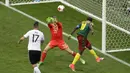 Striker Kamerun, Vincent Aboubakar, mencetak gol ke gawang Jerman dengan tandukan kepalanya pada laga Grup B Piala Konfederasi 2017, di Stadion Fisht Olympic, Sochi, Minggu (25/6/2017). Jerman menang 3-1 atas Kamerun. (AP/Sergei Grits)