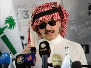 Pangeran Saudi Alwaleed bin Talal saat konferensi pers di Jeddah pada 11 Mei 2017. Alwaleed dilaporkan ditangkap oleh Komisi Anti Korupsi Arab Saudi terkait dugaan korupsi. (AFP Photo/Amer Hilabi)