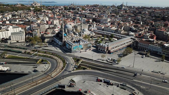 Pandangan udara yang diambil pada 2 Mei 2020 menunjukkan jalan-jalan kosong mengarah ke alun-alun Eminonu dan masjid baru selama penerapan jam malam tiga hari untuk mencegah penyebaran covid-19 di Istanbul. (Photo by Ozan KOSE / AFP)