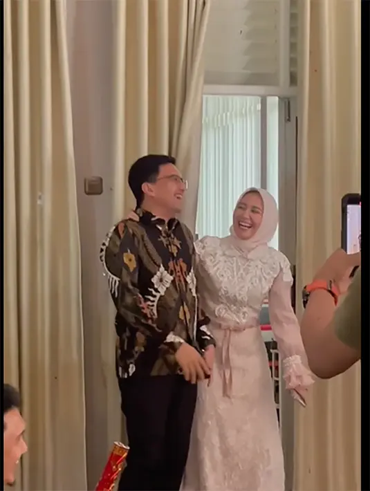 Kebahagiaan begitu terpancar dari  Sahrul Gunawan dan istri. Ini momen pertama Sahrul setelah sekitar tujuh tahun hanya merayakan bersama anak-anaknya. [Instagram/dine.pearl]