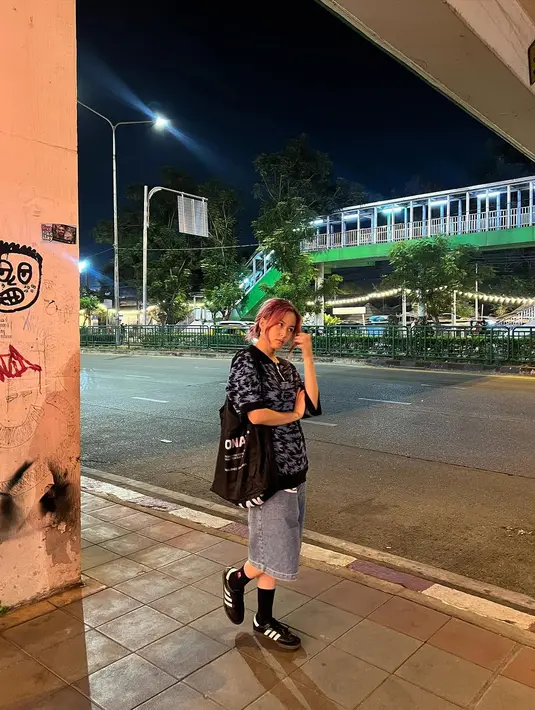 Tampil boyish, artis berusia 23 tahun ini percaya diri. Baju oversized, celana longgar, dan sneakers menjadi pilihan andalannya untuk melengkapi tampilan edgy yang kini menjadi ciri khasnya. Penampilan boyish adalah gaya berpakaian yang mengadaptasi elemen-elemen maskulin ke dalam fashion perempuan. Gaya ini sering kali menampilkan warna-warna netral seperti hitam, putih, abu-abu, atau navy. (Liputan6.com/IG/@hasyakyla)