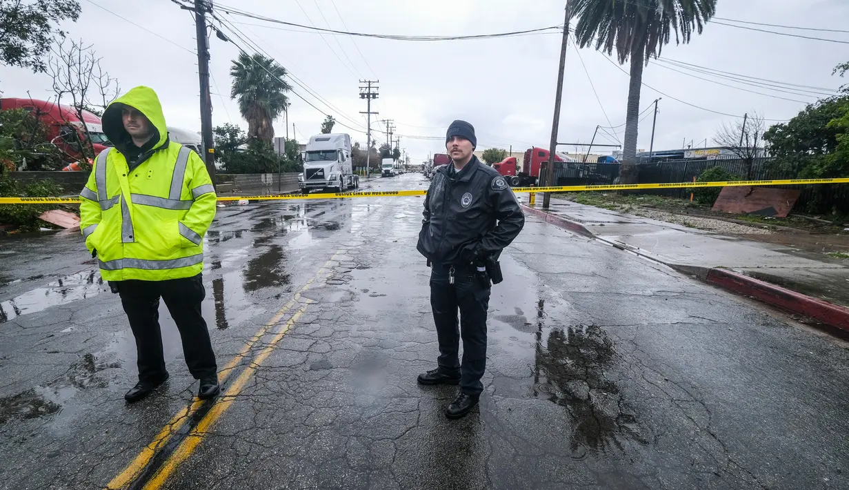 Cuaca ekstrem yang menyebabkan badai dan banjir saat ini tengah menerjang California. (AP Photo/Ringo H.W. Chiu)