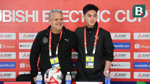 Pemain andalan Timnas Filipina, Sandro Reyes (kanan) dan pelatih Filipina, Albert Capellas Herms