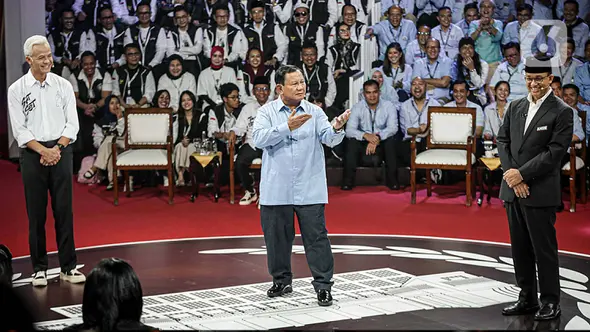 Tiga Calon Presiden, Ganjar Pranowo, Prabowo Subianto dan Anies Baswedan (kiri ke kanan) saat debat perdana Pilpres 2024 di halaman Gedung Komisi Pemilihan Umum (KPU), Selasa (12/12/2023). (Liputan6.com/Faizal Fanani)