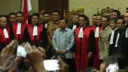 Wakil Presiden Jusuf Kalla dan menteri berfoto bersama jajaran  Pengadilan Tipikor, Jakarta, (14/1). Jusuf Kalla menjadi saksi pada persidangan kasus dugaan korupsi Dana Operasional Menteri di Kementerian ESDM dan Kemenbudpar. (Liputan6.com/Helmi Afandi)
