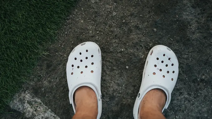 Disney World Larang Pangunjung Pakai Sepatu Crocs, Apa Sebabnya?