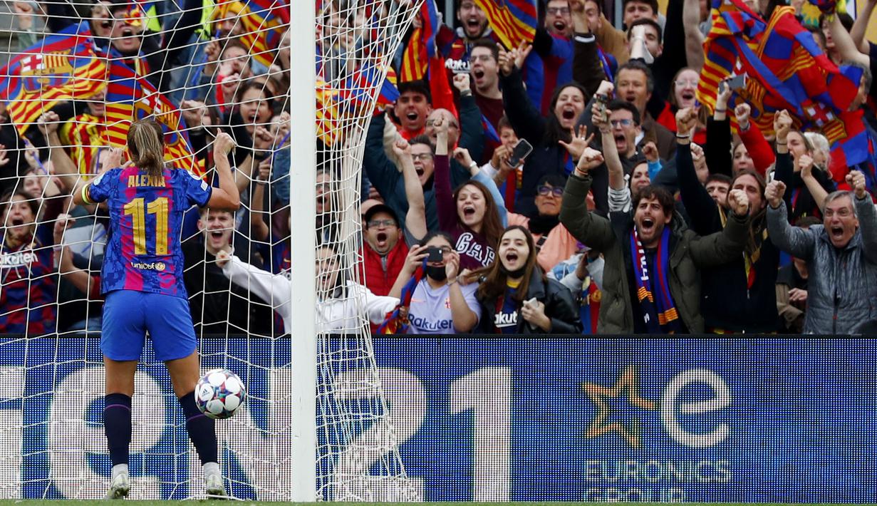 <p>Barcelona kembali membuat sejarah di dunia sepakbola wanita setelah mereka memecahkan rekor dunia soal penonton di stadion untuk kedua kalinya tahun ini, dalam kemenangan 5-1 atas Wolfsburg di Liga Champions. (AP/Joan Monfort)</p>