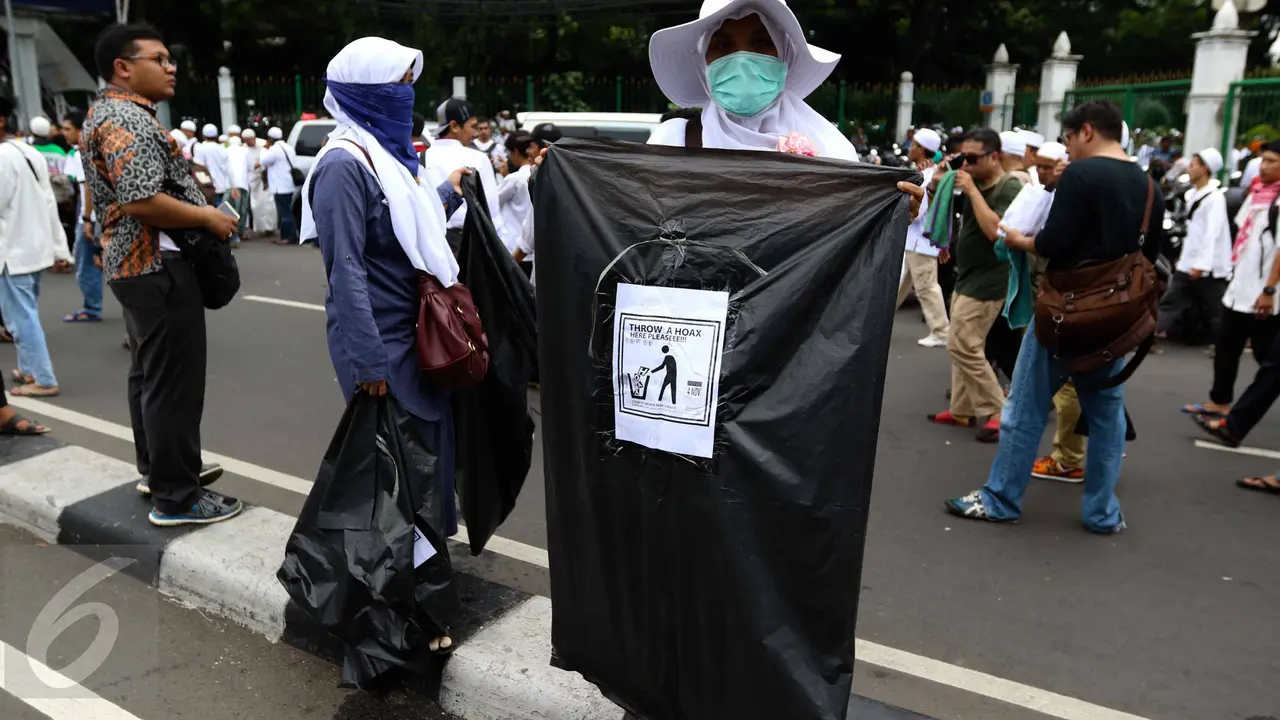 20161104-Aksi Simpatik Relawan Punguti Sampah Di Tengah Demo-Jakarta