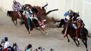 Beberapa joki terjatuh bersama kudanya saat pacuan kuda Palio di Siena, Italia, (2/7/2016). (Reuters/Stefano Rellandini)