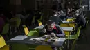 Para pengungsi internal makan siang di kantin sekolah di Lviv, Ukraina barat, Senin, 14 Maret 2022. Pada 24 Februari 2022, Rusia melancarkan invasi berskala besar ke Ukraina, salah satu negara tetangganya di sebelah barat daya. (AP Photo/Bernat Armangue)