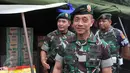 Pangkostrad Letjend TNI Mulyono meninjau stand bazar murah dalam rangka menyambut Idul Fitri 1436 H, di Lapangan Kostrad, Jakarta, Selasa (7/7/2015). Bazar ini dikhususkan bagi para prajurit dan PNS di lingkungan Kostrad. (Liputan6.com/Herman Zakharia)