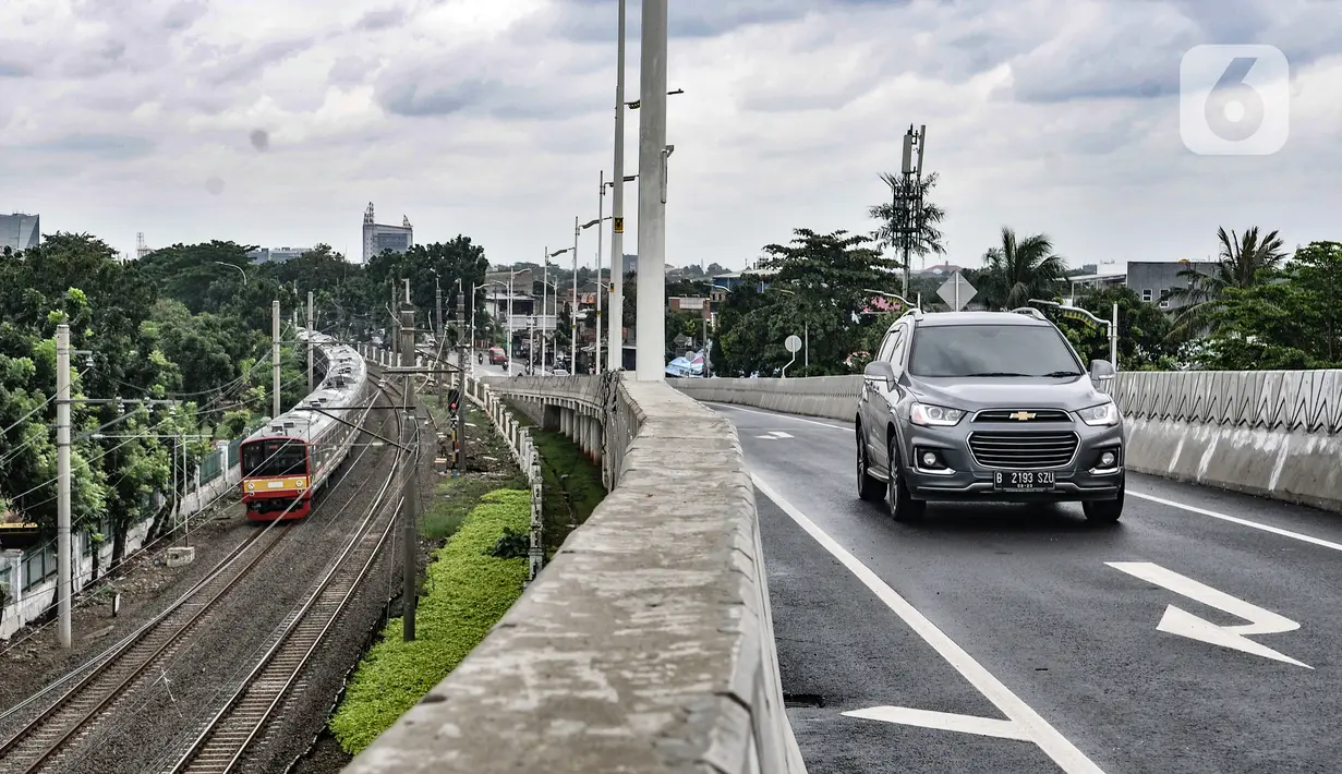 Pengendara mobil melintasi jalan layang atau flyover Lenteng Agung, Jakarta, Minggu (31/1/2021). Uji coba flyover tapal kuda dilakukan sebagai bahan evaluasi di lapangan seperti rambu dan kelengkapan jalan. (merdeka.com/Iqbal S. Nugroho)