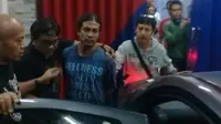 Penangkapan pelaku pencurian di dapur prima Renon Denpasar pada Selasa tengah malam (1/5) (ISTIMEWA/JawaPos.com)