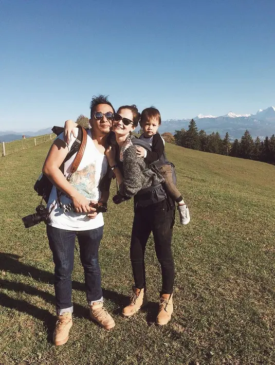 Ringgo yang kini sedang sibuk dengan film barunya Satu Hari Nanti hany pasrah mendengar jawaban sang istri. Apalagi sang istri kini masih menyusui anak pertamanya. (Instagram/sabaidieter)