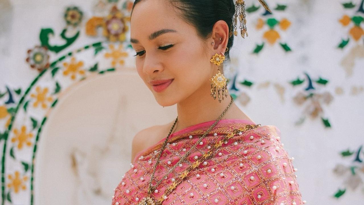 Untuk melengkapi look-nya, ia menambahkan berbagai perhiasan dan hair piece yang selaras dengan busananya.<br><br>