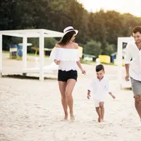 Jalan-jalan bersama keluarga bisa membantu pertumbuha si kecil. (Foto: Freepik/senivpetro)