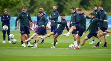 Para pemain Italia berlatih menendang bola selama sesi latihan di tempat latihan Tottenham Hotspur di London, Sabtu (10/7/2021). Italia akan bertanding melawan Inggris pada final Euro 2020 di Stadion Wembley. (AP Photo/Frank Augstein)