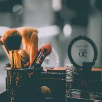 Ilustrasi makeup. (dok. Unsplash.com/Raphael Lovaski @raphaellovaski)