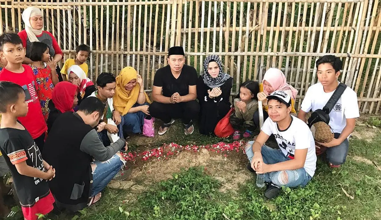 "Ziarah ke makam Almarhuma Nenek ...terimksh ya sayang selalu menjadi bagian kami @angellelga ....Almarhuma Suwarsih binti M.yassin Al-fatiha 🙏🙏🙏🙏," tulis Vicky. (Instagram/vickyprasetyo777)
