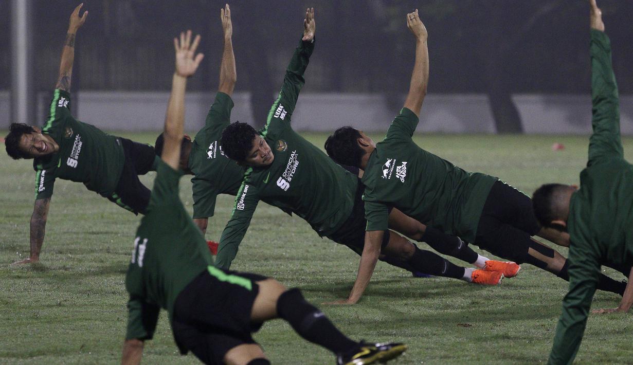 Para pemain Timnas Indonesia melakukan pemanasan saat latihan di Lapangan ABC Senayan, Jakarta, Jumat (7/6). Latihan ini persiapan jelang laga persahabatan melawan Yordania. (Bola.com/Yoppy Renato)