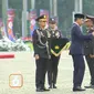 Presiden Jokowi memberi penganugerahan dalam upacara peringatan Hari Ulang Tahun (HUT) ke-78 Bhayangkara Polri di Monas, Jakarta Pusat, Senin (1/7/2024). (foto: tangkapan layar Youtube Liputan6.com)