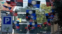 Bendera klub Inter Milan dan AC Milan tergantung di jalan Paolo Sarpi, sebuah lingkungan China di Milan, Italia (13/10). Inter Milan dan AC Milan akan bertanding pada 15 Oktober 2017. (AFP Photo/Miguel Medina)