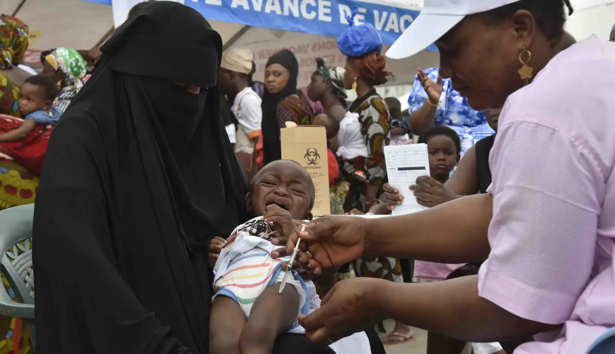 Dosis pertama imunisasi R21 diberikan kepada anak-anak di Abidjan, ibu kota komersial negara Afrika Barat, kata para pengembang dan mitranya dalam sebuah pernyataan - vaksin malaria kedua yang mulai digunakan. (AP Photo/Diomande Ble Blonde)