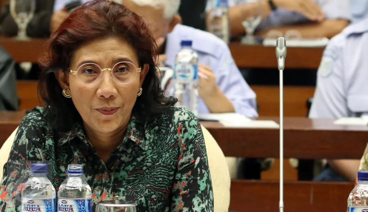 Menteri Kelautan dan Perikanan Susi Pudjiastuti menghadiri Rapat Kerja (Raker) dengan Komisi IX DPR di Kompleks Parlemen, Senayan, Jakarta, (3/3). Raker tersebut membahas pendapat akhir mini sikap akhir fraksi dan presiden. (Liputan6.com/JohanTallo)