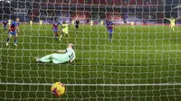 Penjaga gawang Crystal Palace Vicente Guaita menyaksikan Newcastle mencetak gol kedua dalam laga Liga Inggris di Stadion Selhurst Park, London, Jumat, 27 November 2020. (Clive Rose / Pool via AP)