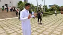 Pemain Timnas Indonesia U-22, Muhammad Adisatryo berjalan meninggalkan Masjid Al Serkal, Phnom Penh, Kamboja, Jumat (5/5/2023) usai melaksanakan ibadah Salat Jumat di sela-sela SEA Games 2023 Kamboja. (Bola.com/Abdul Aziz)