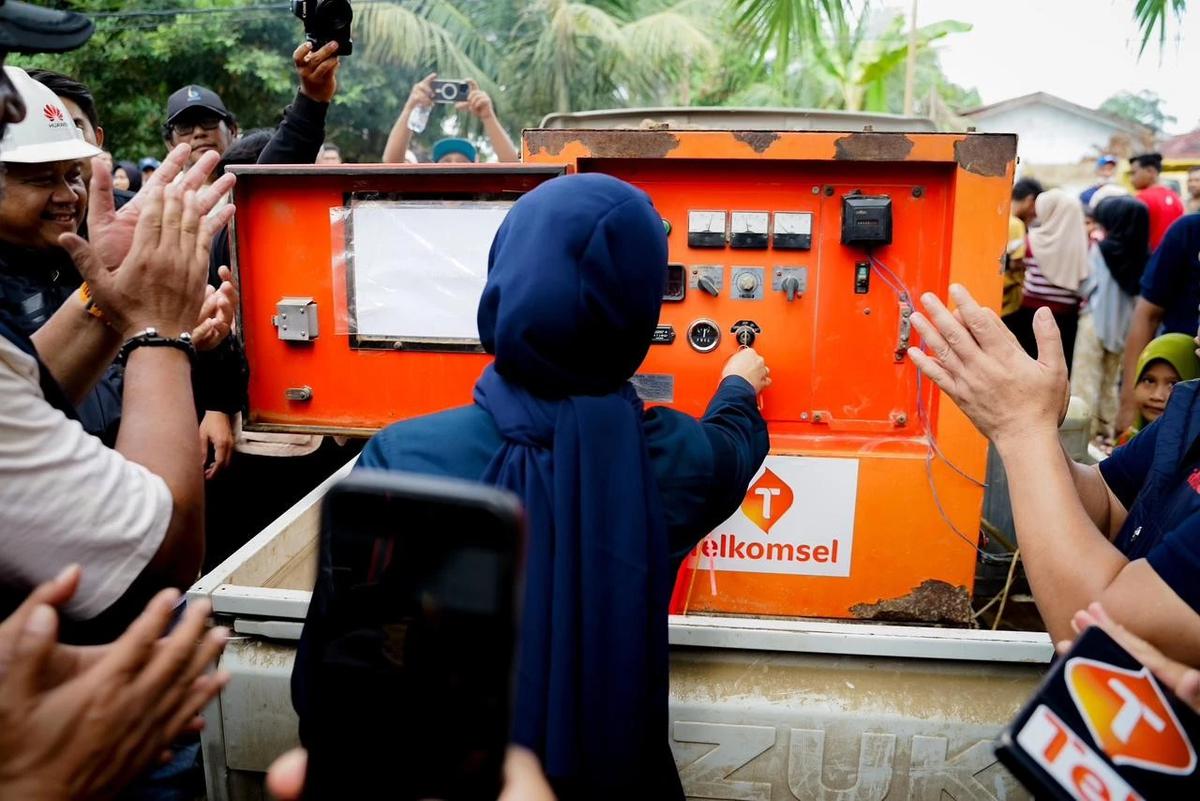 FOTO: Warga Aceh Tamiang Kembali Bisa Mengakses Komunikasi Pasca Banjir