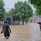 Warga melintas ditengah banjir di Kota Serang, Banten, Selasa (13/1/2026). (Antara)