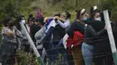 Kerabat narapidana berkumpul di luar penjara Turi tempat kerusuhan narapidana pecah di Cuenca, Ekuador (23/2/2021). Edmundo Moncayo, selaku direktur penjara, mengatakan, 800 kantor polisi telah membantu mengendalikan kerusuhan yang terjadi di fasilitas tersebut.  (Boris Romoleroux/API via AP)