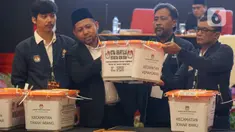 Panitia Pemilihan Kecamatan (PPK) Kemayoran mengangkat kotak berisi amplop form C hasil penghitungan suara Pemilihan Gubernur DKI Jakarta dalam Pilkada Serentak tahun 2024 di Jakarta, Rabu (4/12/2024). (Liputan6.com/Herman Zakharia)