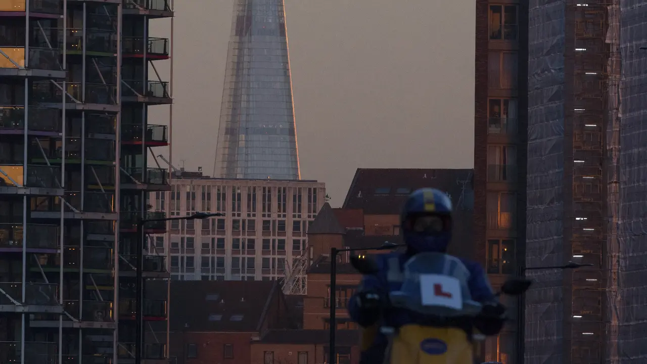 Menatap Fenomena Wolf Moon Langit London
