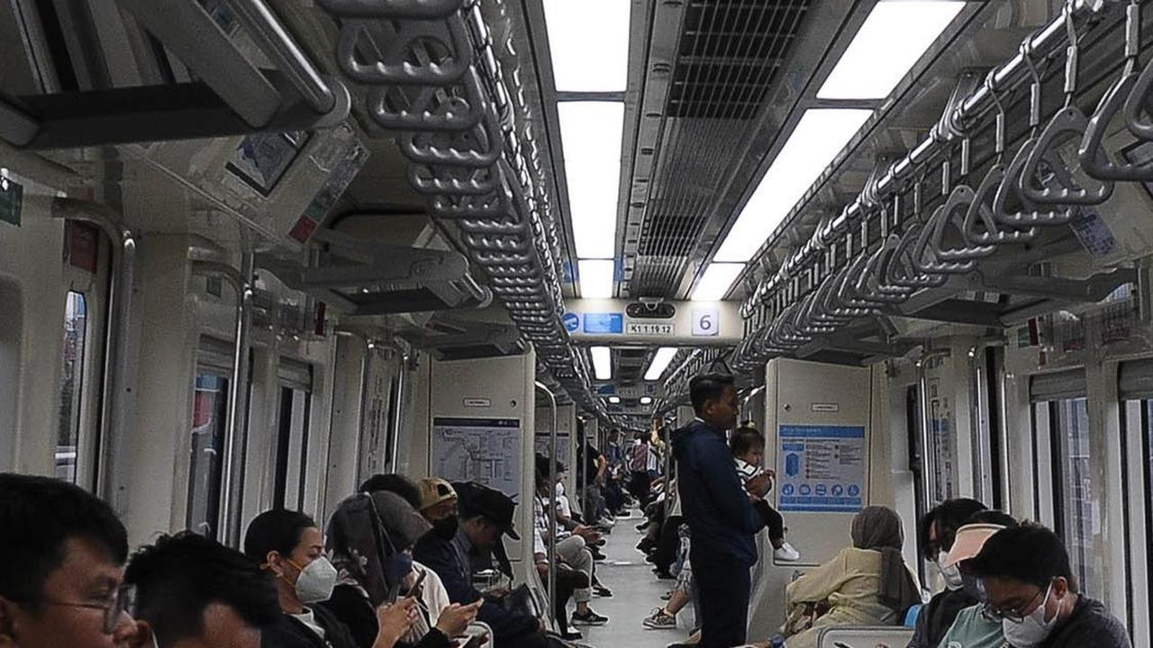 Bahkan tempat duduk yang tersedia di dalam gerbong LRT ini pun sempat terlihat penuh.