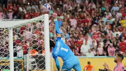 Kiper Al Ahly, Mohamed El Shenawy, berusaha menghalau bola saat melawan Inter Miami pada pertandingan pembuka Grup A Piala Dunia Antarklub 2025 di Hard Rock Stadium pada Minggu (15/6/2025). (AP Photo/Rebecca Blackwell)