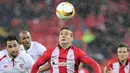Aritz Aduriz (tengah) menyumbangkan satu gol saat Athletic Bilbao mengalahkan Sevilla 2-1 pada perempat final Liga Europa di Stadion Ramon Sanchez Pizjuan, (14/4/2016). (AFP/Ander Gillenea)