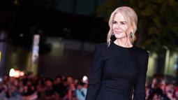Nicole Kidman berpose saat tiba menghadiri pemutaran film "Boy Erased" selama Toronto International Film Festival 2018 di Toronto, Kanada (11/9). Nicole Kidman tampil cantik dengan gaun hitam di acara tersebut. (AP Photo/Nathan Denette)