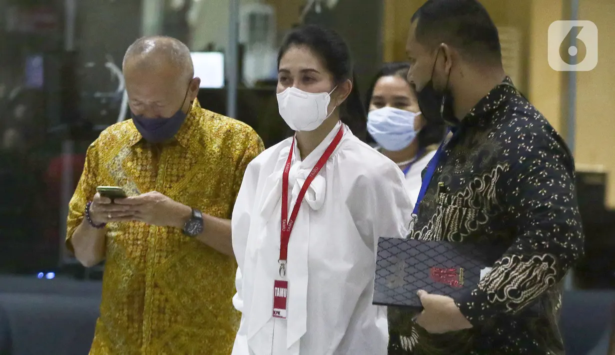 Istri Bupati nonaktif Musi Banyuasin (Muba) Dodi Reza Alex Noerdin, Erini Mutia Yufada (tengah) usai menjalani pemeriksaan di gedung KPK, Jakarta, Senin (25/10/2021). Erini diperiksa untuk melengkapi berkas penyidikan Kadis PUPR Musi Banyuasin Herman Mayori. (Liputan6.com/Helmi Fithriansyah)