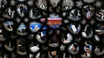 Orang-orang menghadiri prosesi jelang pemakaman mantan Perdana Menteri Malaysia, Abdullah Ahmad Badawi di Masjid Nasional, Kuala Lumpur pada tanggal 15 April 2025. (Mohd RASFAN/AFP)